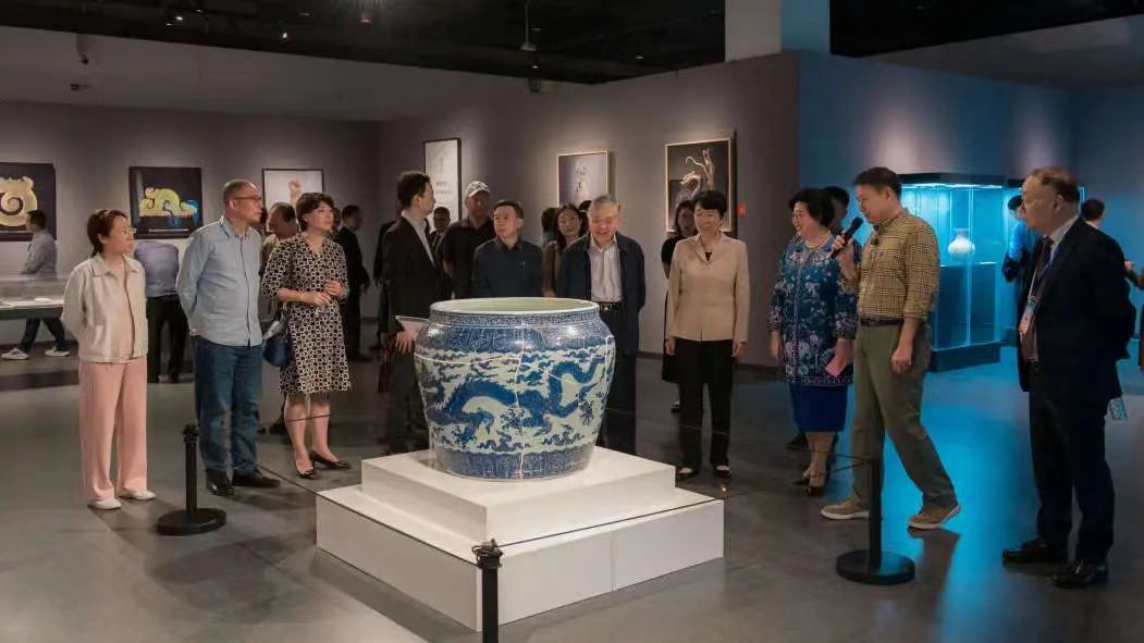《龙脉千秋——庆祝新中国成立75周年海内外华侨华人龙纹器物收藏展》在中国华侨历史博物馆举办